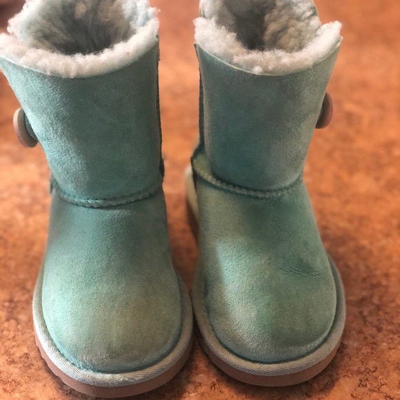 UGG Other - Uggs girls size 8
